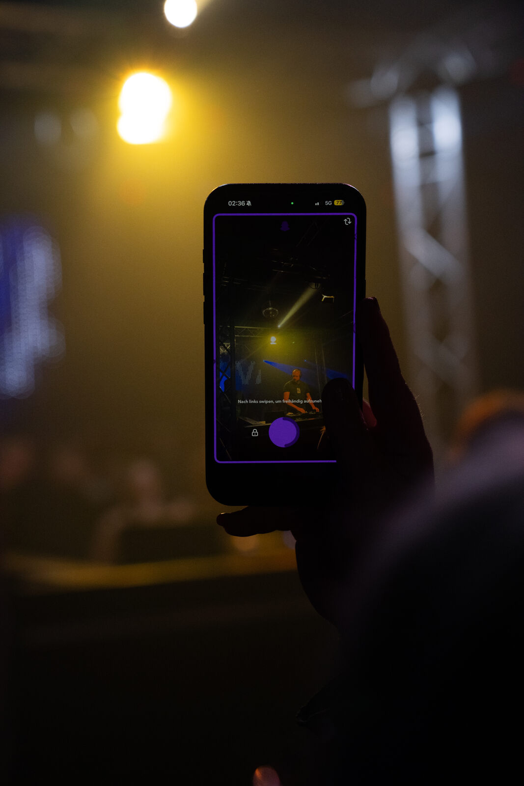 PALO BEATZ am Pult, ein Arm hoch, Nebel und Lichtkegel