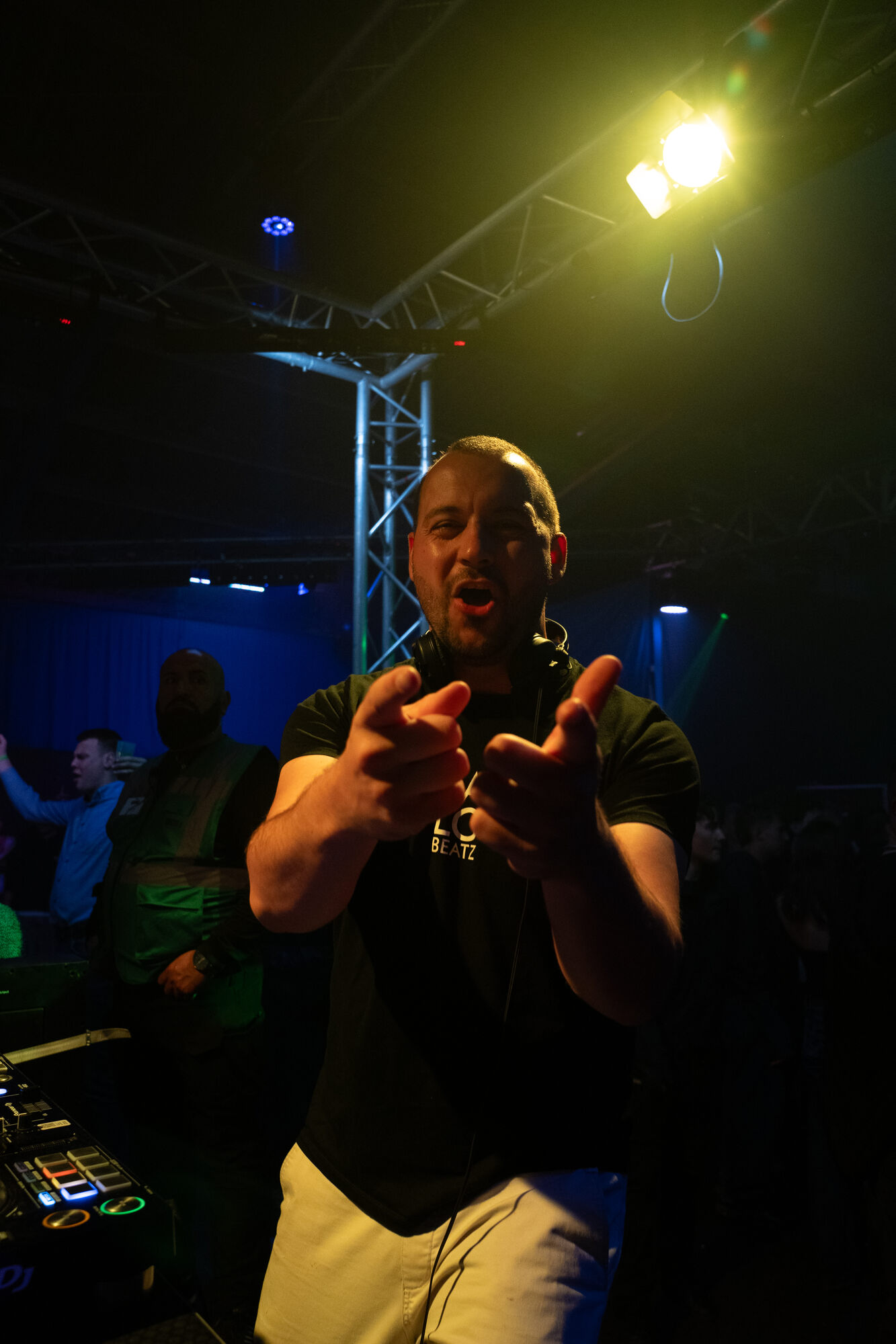 PALO BEATZ zeigt mit beiden Händen ins Publikum, Mikro in der Hand