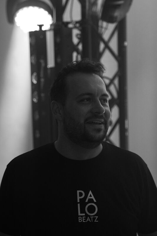 Portrait von PALO BEATZ im schwarzen Shirt, Schwarz-Weiß