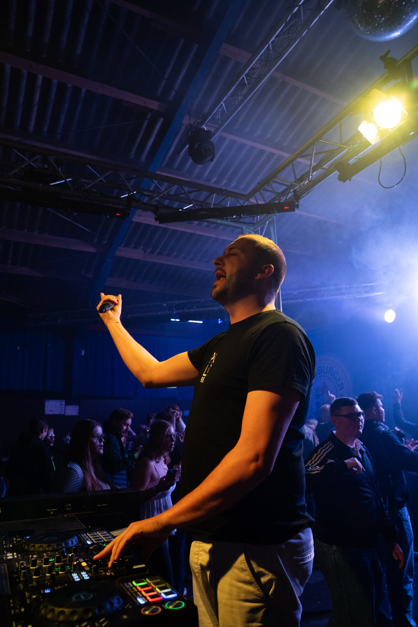 PALO BEATZ zeigt am Pult nach oben